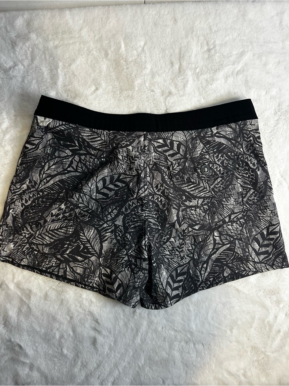 Vuori Women’s Medium Black Gray Tropical Leaf Print Athletic Shorts - Picture 10 of 15